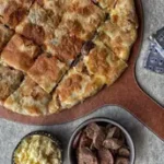 فطيرة سجق مع جبنة كيري وسط