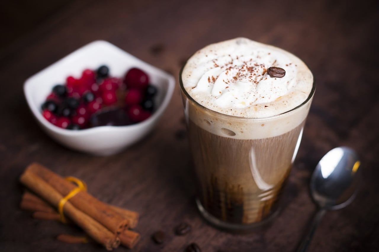 لاتيه-مثلج-بالكراميل-من-Starbucks